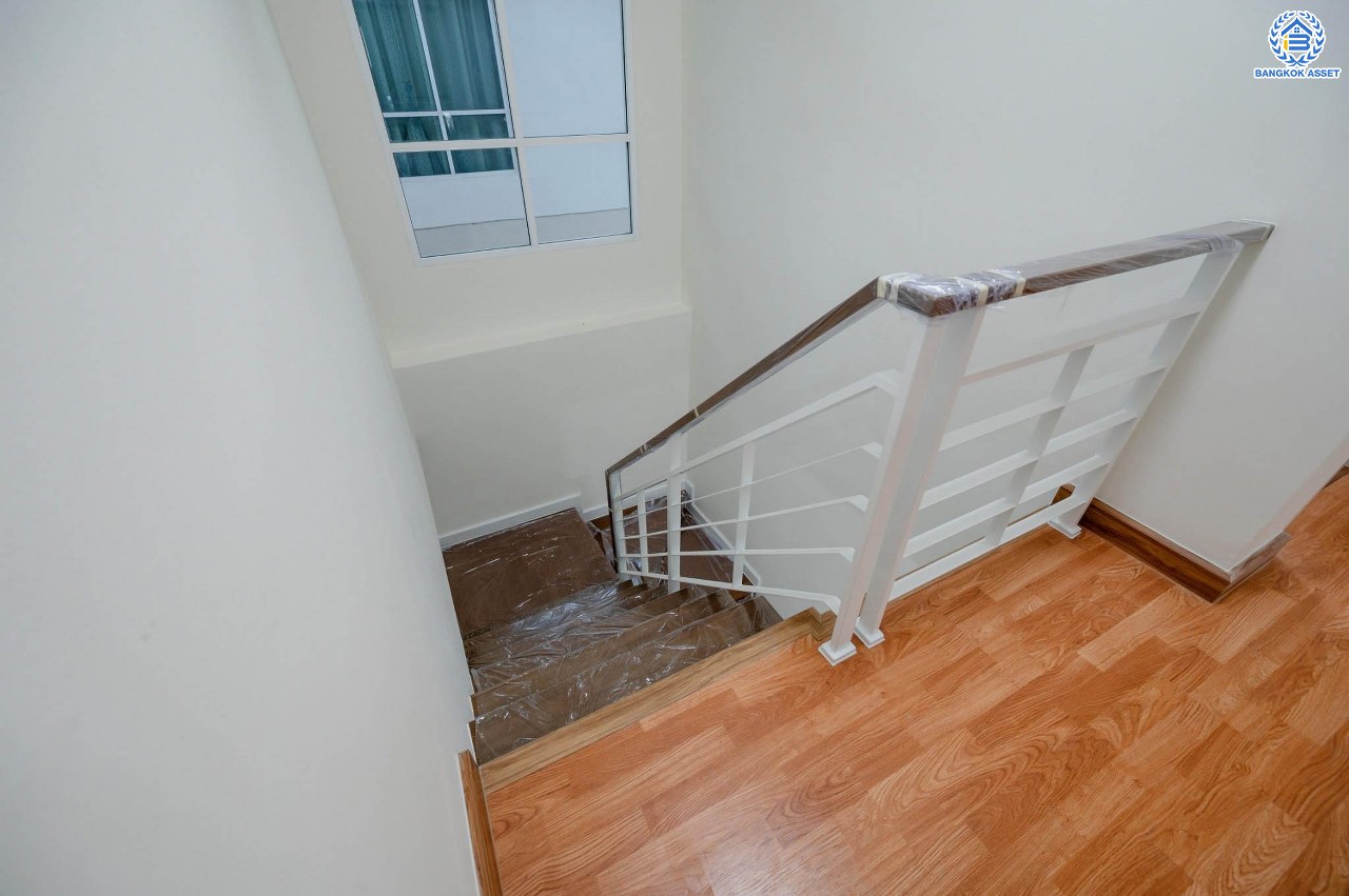 บ้านมือสองตกแต่งใหม่ โครงการ แลนซิโอ วงแหวน-ปิ่นเกล้า เนื้อที่ 37.3 ตร.ว. พื้นที่ใช้สอย 109.33 ตร.ม. พร้อมฟังก์ชัน 3 ห้องนอน 2 ห้องน้ำ จอดรถได้ 1 คัน บนทำเลเดินทางสะดวก ใกล้ถนนกาญจนาภิเษก เข้า-ออกได้หลายเส้นทาง ใกล้จุดขึ้นทางด่วน "ศรีรัช" และรถไฟฟ้าสายสีม่วง "สถานีสามแยกบางใหญ่"